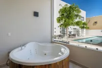 Laguna Shores Resort - Hot Tub