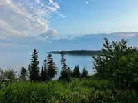 Lake Superior Two Queen Bed Studio~Pool/Hot tub-Burlington Bay