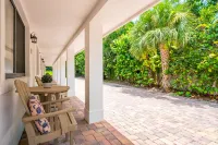 Bright Space with Beach Access and Modern Amenities - Chic Coastal Oasis
