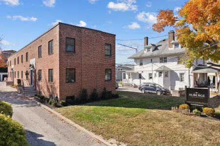 A1 @ Auberge - Charming 1-bedroom apartment with WiFi, AC in delightful Ardmore Отели в г. Ардмор