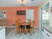 Cozy home with heated pool - 8 min from the beach.