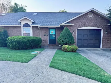 Charming 2-bedroom townhome  near downtown Cave City. Child and pet friendly.