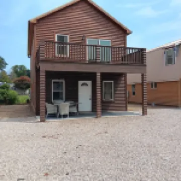 3-bedroom cabin on Lake Erie, second floor balcony and great views of Lale Erie.