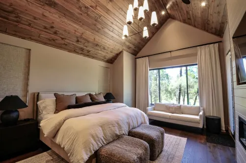 Brand New Luxury Cabin! 5500sf / MoviTheatr / HotTub / 4KingSuite / Gym&Billiard