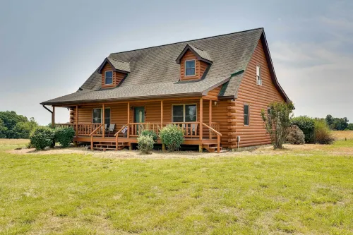 Pet-Friendly Vienna Cabin w/ Screened-in Porch! - 3-Star