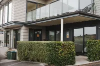 Spa Retreat Lake & Mountain Views - Goldrush Peak Hotels in 