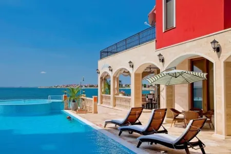 The spacious apartment with sea view is located on the Bulgarian Black Sea Coast Отели рядом с достопримечательностью «Археологический музей города Несебр»