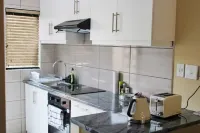 Bustani 2 - Spacious Secure and Private Apartment - Self-catering Hotels in Edenvale