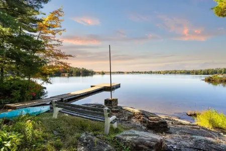 Sunset Point | Kahshe Lake -Private Oasis w/ Full Size Tennis Court & Waterslide Отели в г. Грейвенхерст