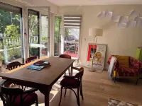 Green, quiet, spacious and bright apartment 15 minutes from Paris.