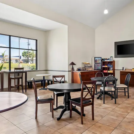 Days Inn by Wyndham Fontana / Rialto
