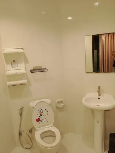 รูปภาพของCozy 1-bedroom mountain view condo with AC and WiFi in charming Panwa