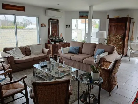 Quiet 4-bedroom villa with swimming pool close to the center and beaches Отели рядом с достопримечательностью «Palm'Arès»