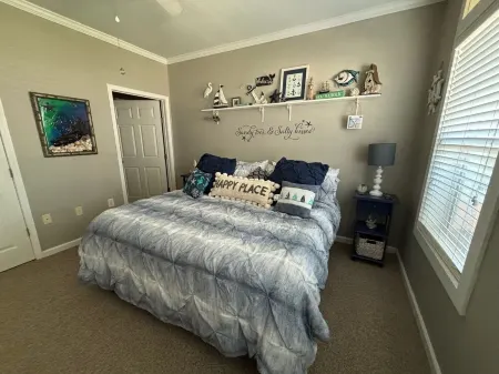 Beach Front Cozy 2-bedroom condo in peaceful Pass Christian with WiFi, AC