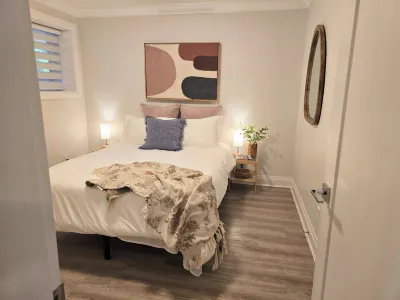 Cozy Coastal Haven l North Van w/parking & laundry Отели рядом с достопримечательностью «Парк Граус Маунтин Риджинал»