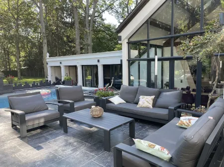 villa with swimming pool at the gates of Paris