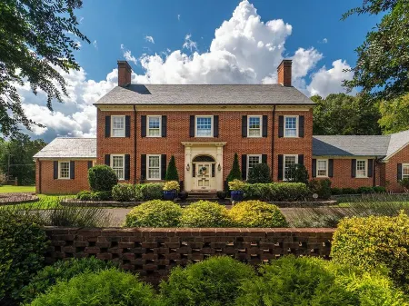 Spacious 4-bedroom house on Golf Course in charming Burlington. Отели рядом с достопримечательностью «Юниверсити Коммонс»