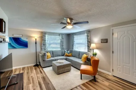 Pet friendly newly renovated bungalow Отели рядом с достопримечательностью «Биг Фиш»