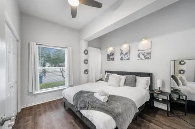 Cozy King 1B Heart of Austin -Walk to Moody ACL UT & SXSW Hotels in Central Austin