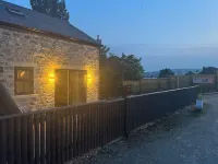 Canal view newly built 3 Bedroom house opposite East Riddlesden Hall. Hotels in Keighley