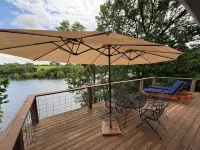 Peaceful Lakeside Retreat, Great for Groups, Dock, Parking, Blackstone, 8 Beds Hotels in Mercer County