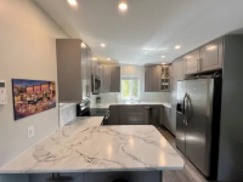 Fully appointed 2 bedroom carriage house in beautiful Penticton! Winter Rates!