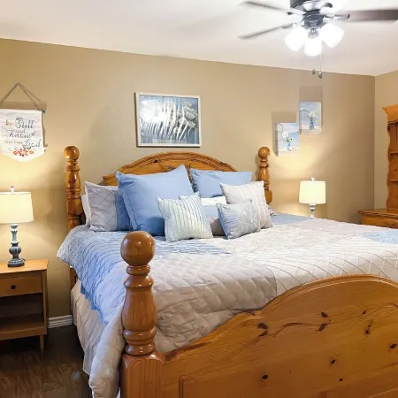 Charming 3-bedroom townhome with AC, WiFi in beautiful Salado, Texas.