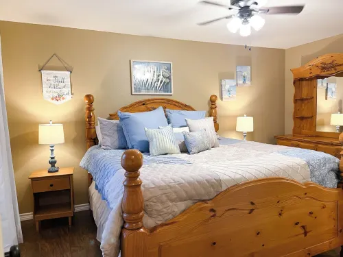 Charming 3-bedroom townhome with AC, WiFi in beautiful Salado, Texas.