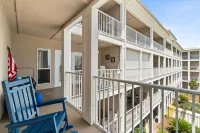 Gulf View Condo with a King Bed, Bunk Setup, and L-Shaped Balcony in Perdido Key - 3성급