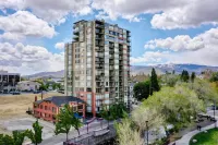 Charming Riverwalk Retreat – Spacious Downtown Condo