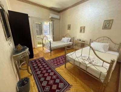 Discover Cairo: Stylish Apartment in the Heart of History Hotell i Azbakeya