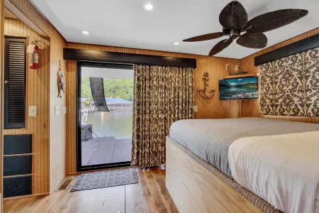 Tranquil Waterside Escape: Premier Houseboat Rental on Center Hill Lake