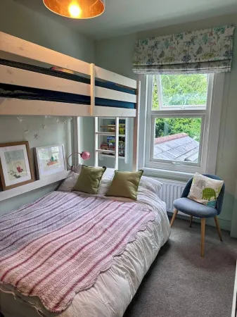 Wimbledon Gem: Charming House with a Garden