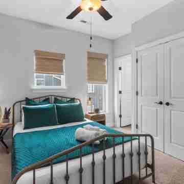 #StokeHotel: Boho Outdoorsy Vibes, Paddleboards, Kayak, Dog Park Rooms