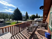 Cozy Two Bedroom Apartment 5 Minute Walk to Town!