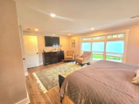 Newly remodeled, private Villa in Bolton Landing with all the comforts of home