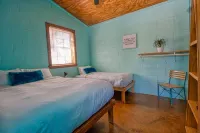 Charming 2-bedroom cabin right on the Frio River - Cabin #1 - Feriehus