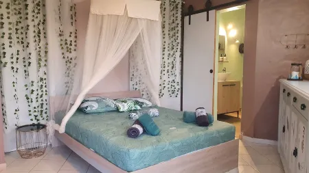 Les ti kaz a papé gîte luna with its small private pool and close to plage Leroux Отели рядом с достопримечательностью «Deshaies»