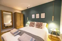 Waterfront home with hot tub/sauna Hotels in Lancing