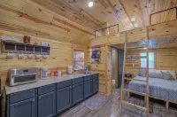 Tiny House Cabin with Loft. 2 Queen Beds with Child Sleeper
