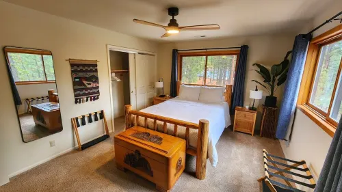 Group Travel - Full Kitchen - Hot Tub - Game Room - Spacious Deck + Dogs! Hotels in Plumas County