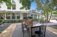 Farmhaus Oasis Family home perfect resort style rental with pool and large lot