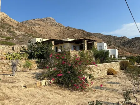 House with garden in the bay of Yialos, 400 m from the sea Отели в г. Ios