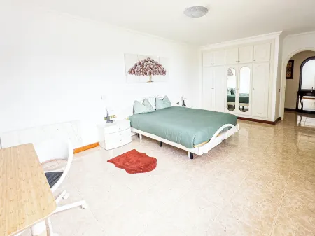 Villa with private 4bed floor level - spa facilities, heated jacuzzi & BBQ area