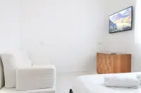 Adorable house just minutes from Central Milan. Hotels in Saronno