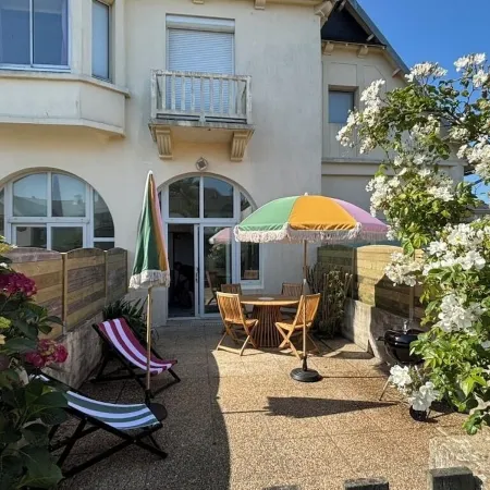 2-bed apartment with private terrace - 50m from beach and GR34. Dogs welcome.