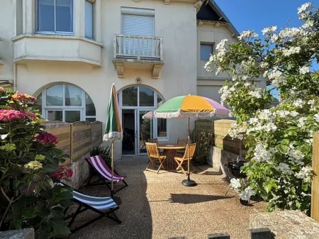 2-bed apartment with private terrace - 50m from beach and GR34. Dogs welcome. Отели в г. Карантек