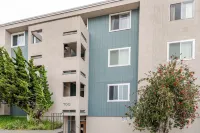 Modern & Cozy 2 Bedroom 2 Bathroom Suite with Sofabed 75" TV