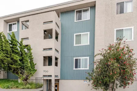 Modern & Cozy 2 Bedroom 2 Bathroom Suite with Sofabed 75" TV