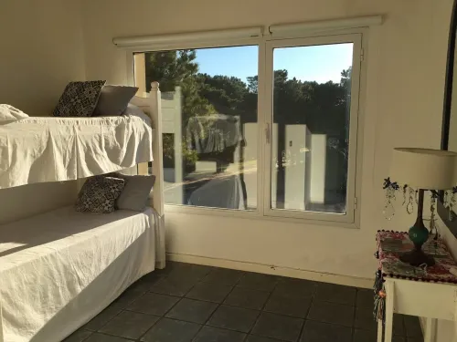 Dueño alquila, casa con Piscina, a 100 mts del mar, para 11 personas.